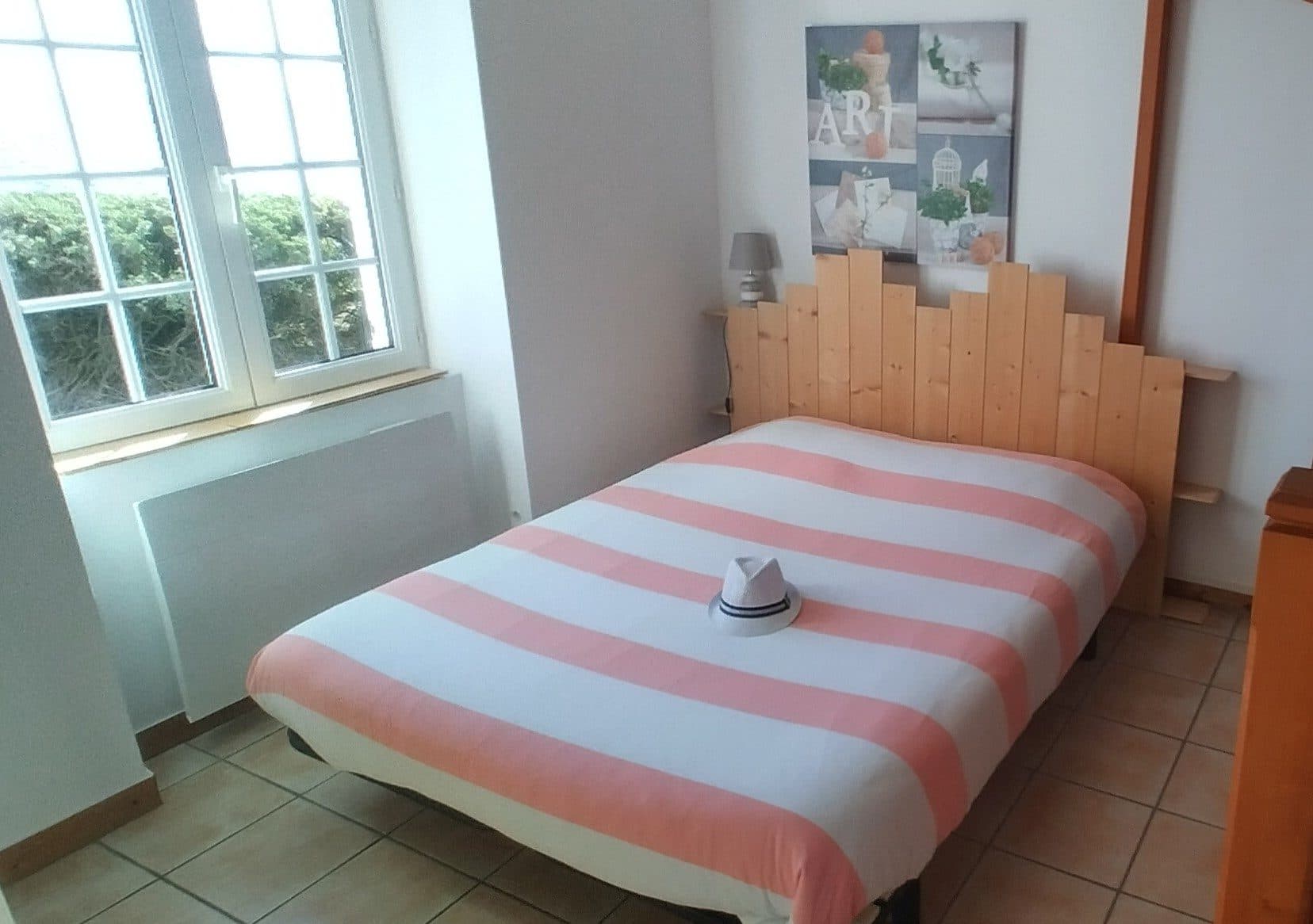 Chambre 2, lit double et linge rayé
