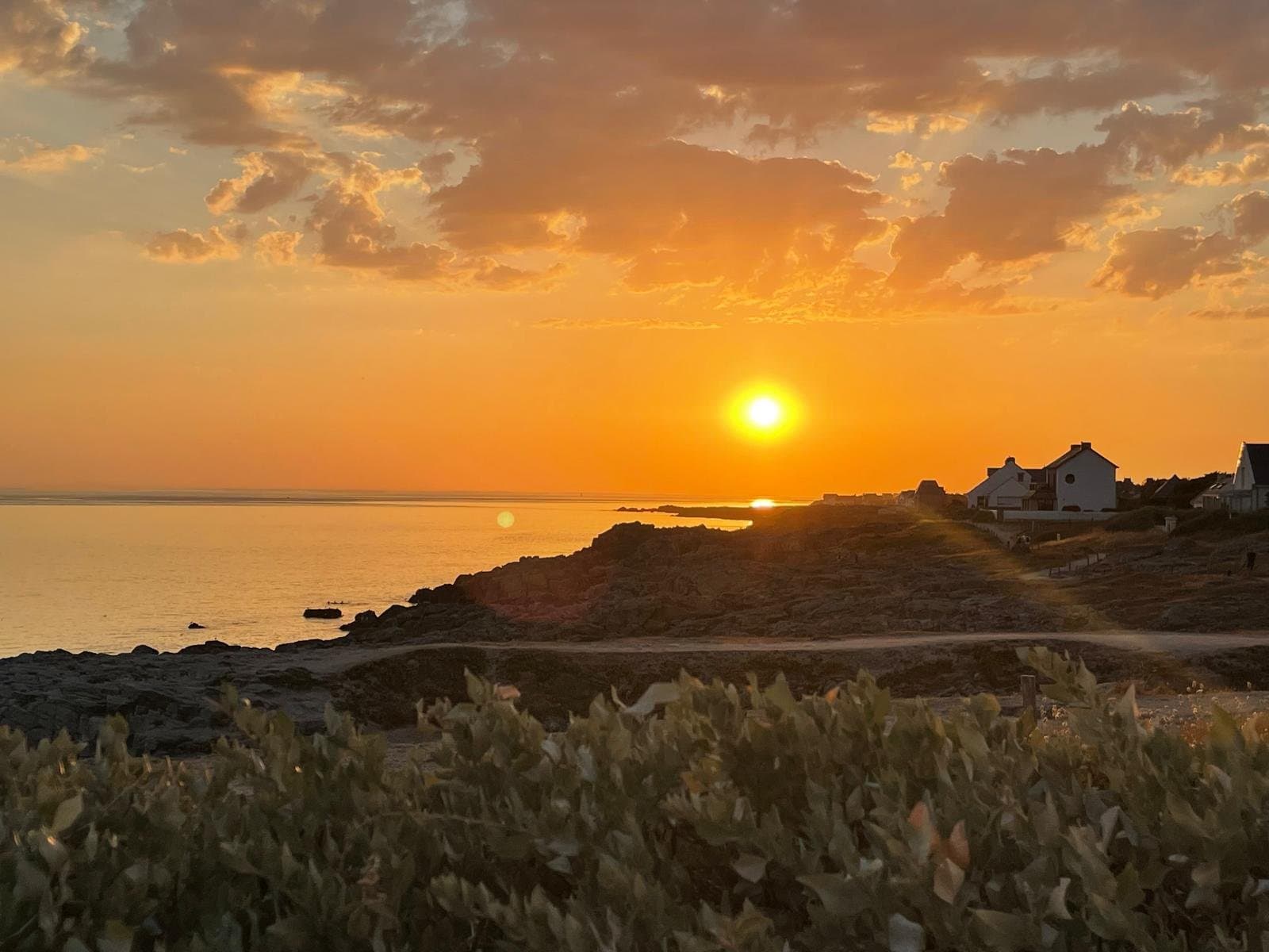Coucher de soleil sur la côte rocheuse de Batz-sur-Mer