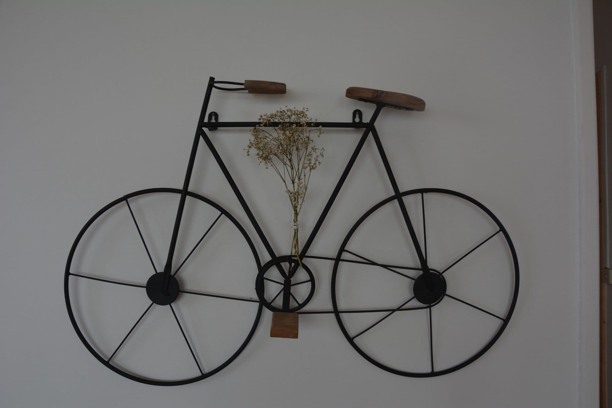 Détail de décoration : vélo en fer forgé et fleurs séchées