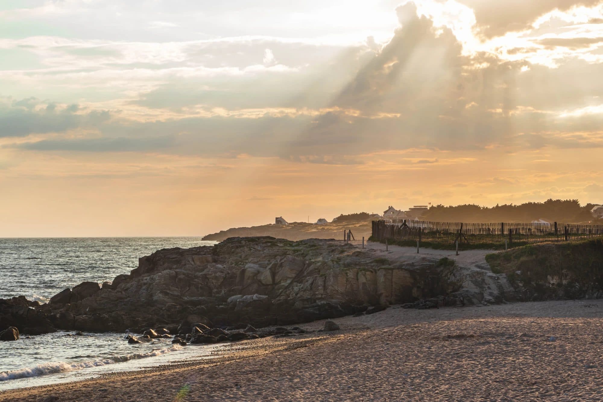 Plage et rochers de Batz-sur-Mer au coucher du soleil