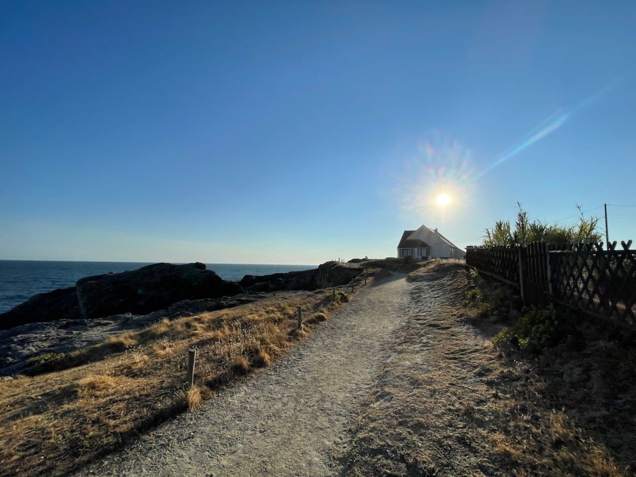 Le sentier côtier qui mène à la maison, au bord des rochers