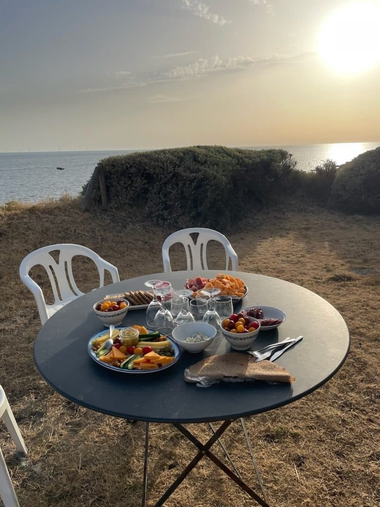 Apéritif sur le terrain, face à la mer au coucher du soleil
