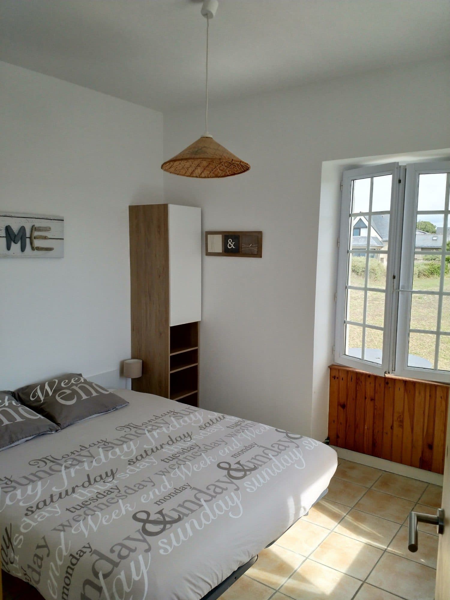 Chambre 1 avec lit double, ouverte sur le terrain