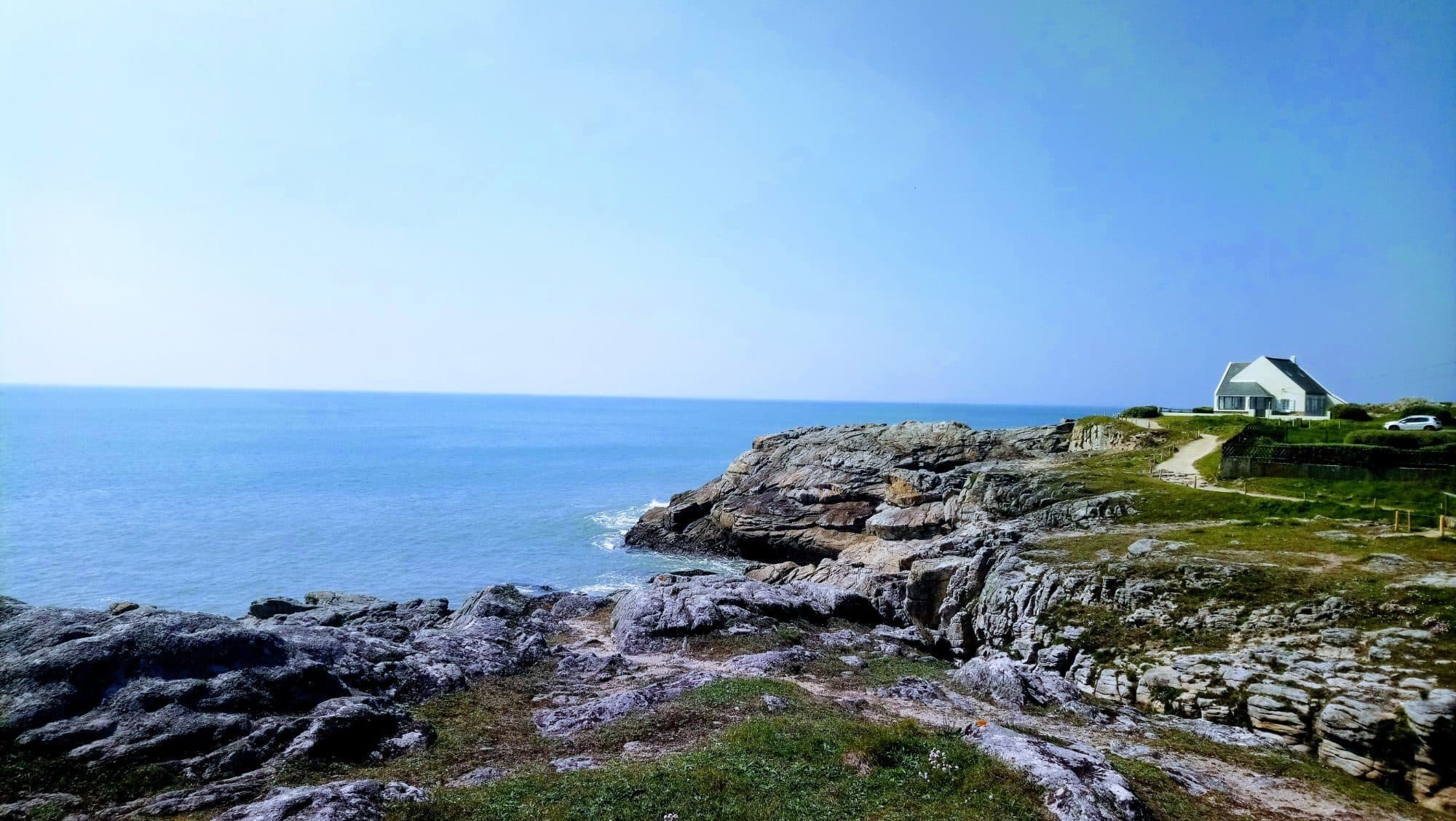 La maison posée au bord de la côte rocheuse de Batz-sur-Mer