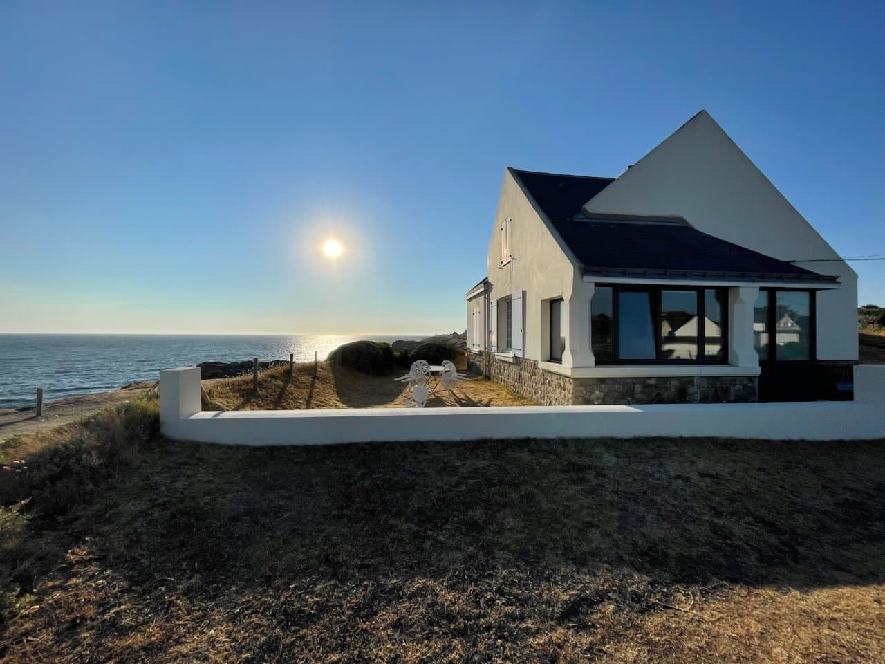 La maison et son terrain face à l'océan, en fin de journée