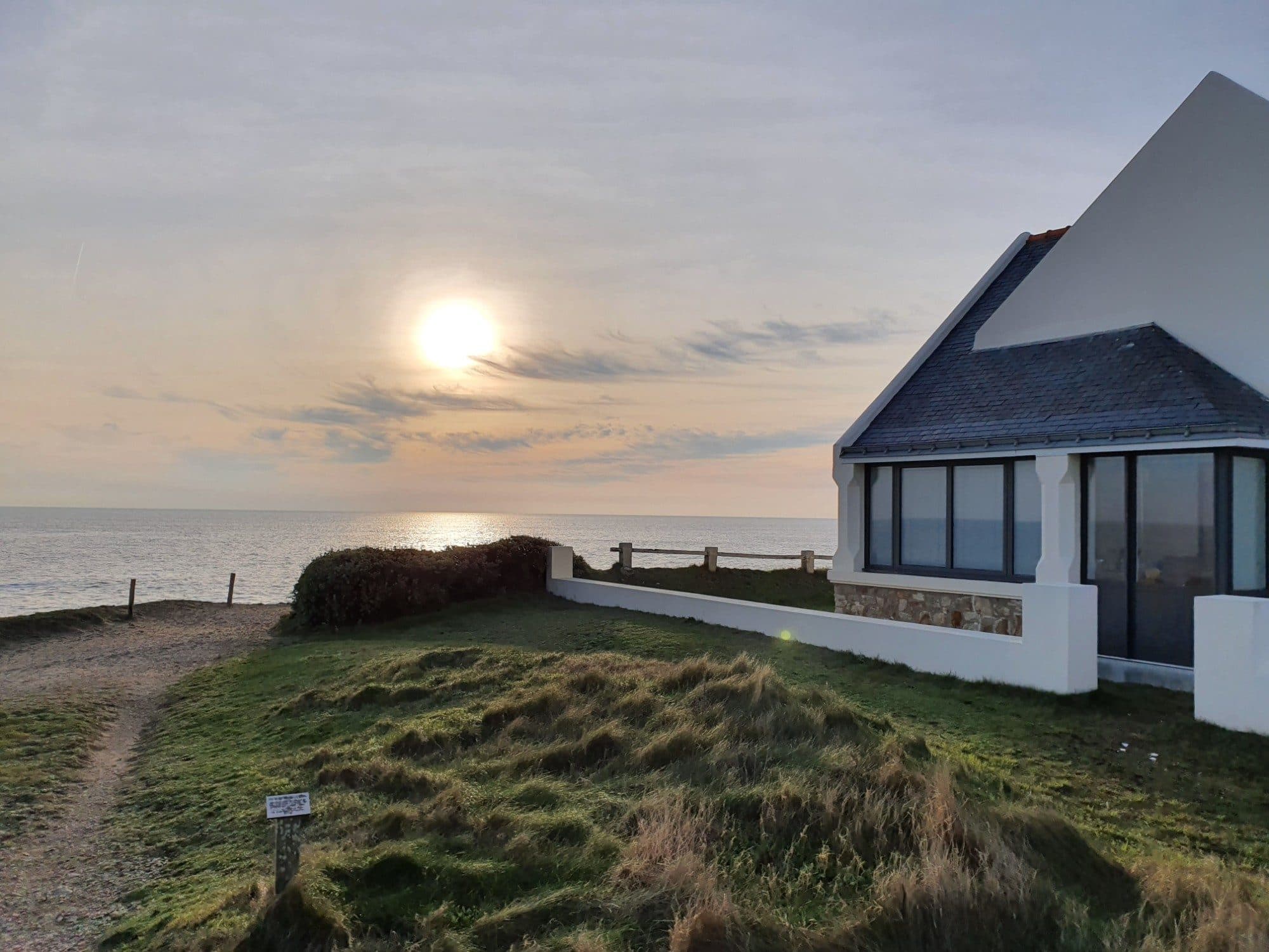 La maison face à l'océan au coucher du soleil, à Batz-sur-Mer